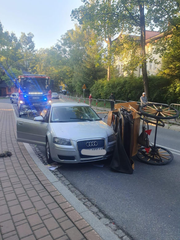 Zakopane. Kraksa auta z konną bryczką. Przykra przygoda turystów z Bliskiego Wschodu. Policja ujawniła przyczynę