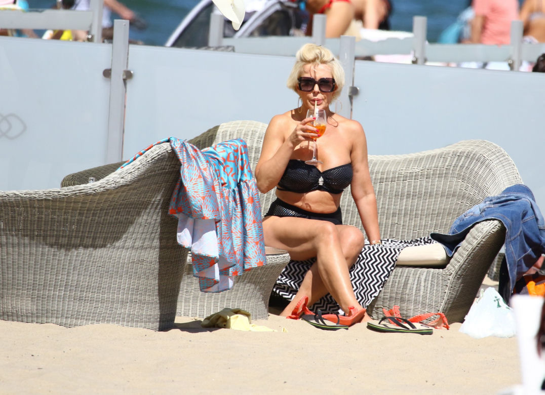 Joanna Racewicz  całuje się na plaży