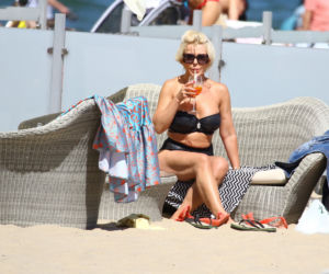 Joanna Racewicz  całuje się na plaży