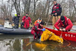 Elektryczny mercedes wydobyty z Narwi