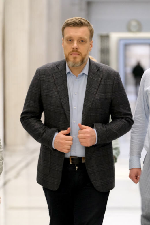 Uczy synka pedałować