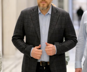Uczy synka pedałować
