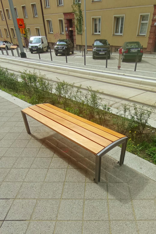 "Wysyp" ławek na ulicy Boguchwaly