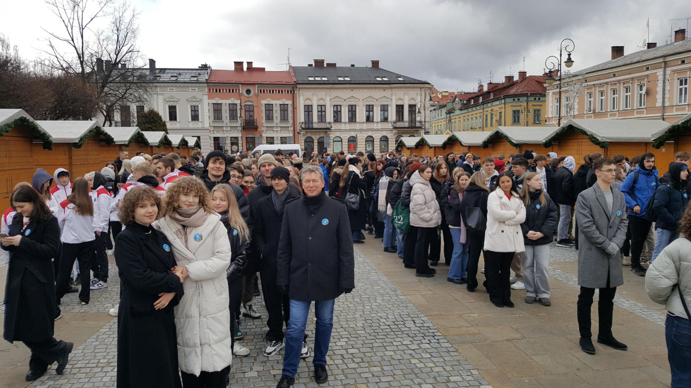 Maturzyści z Nowego Sącza zatańczyli poloneza na Ryku 