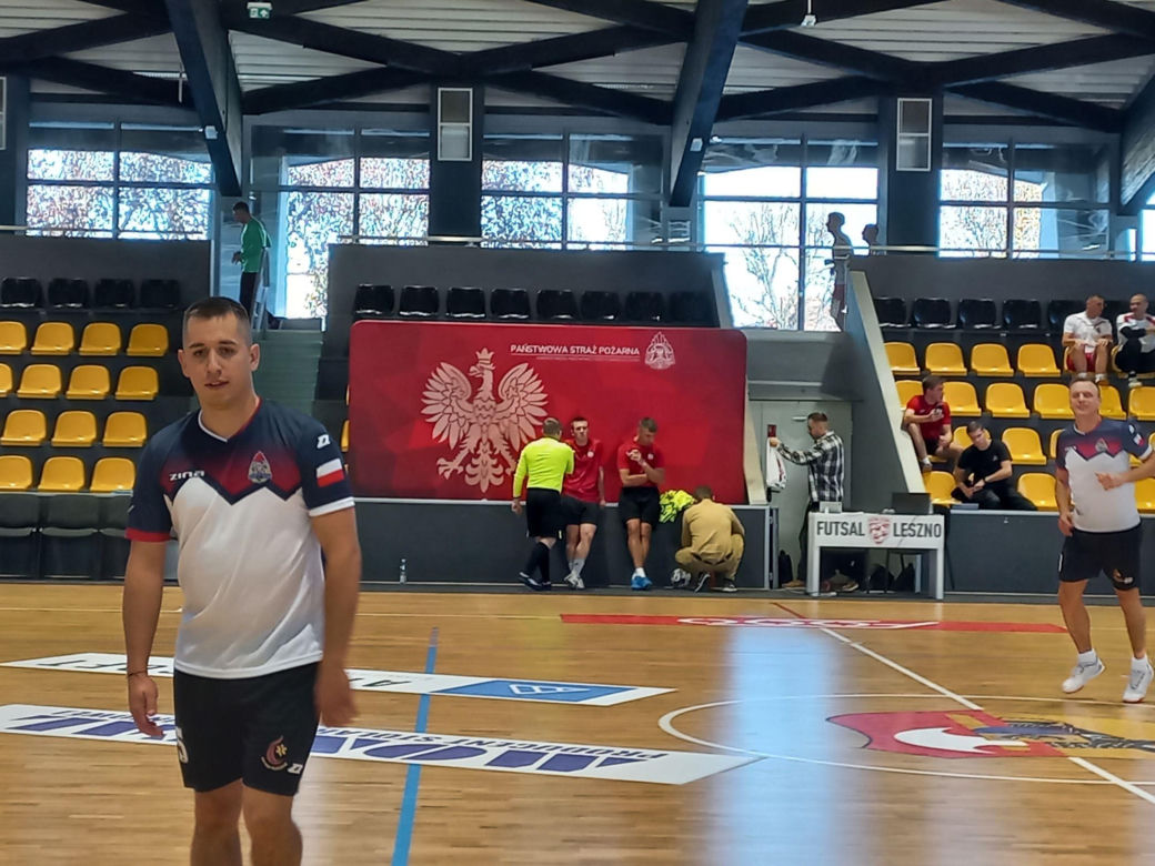 Na co dzień ratują, a dziś grają. Strażacka rywalizacja na parkiecie w Lesznie