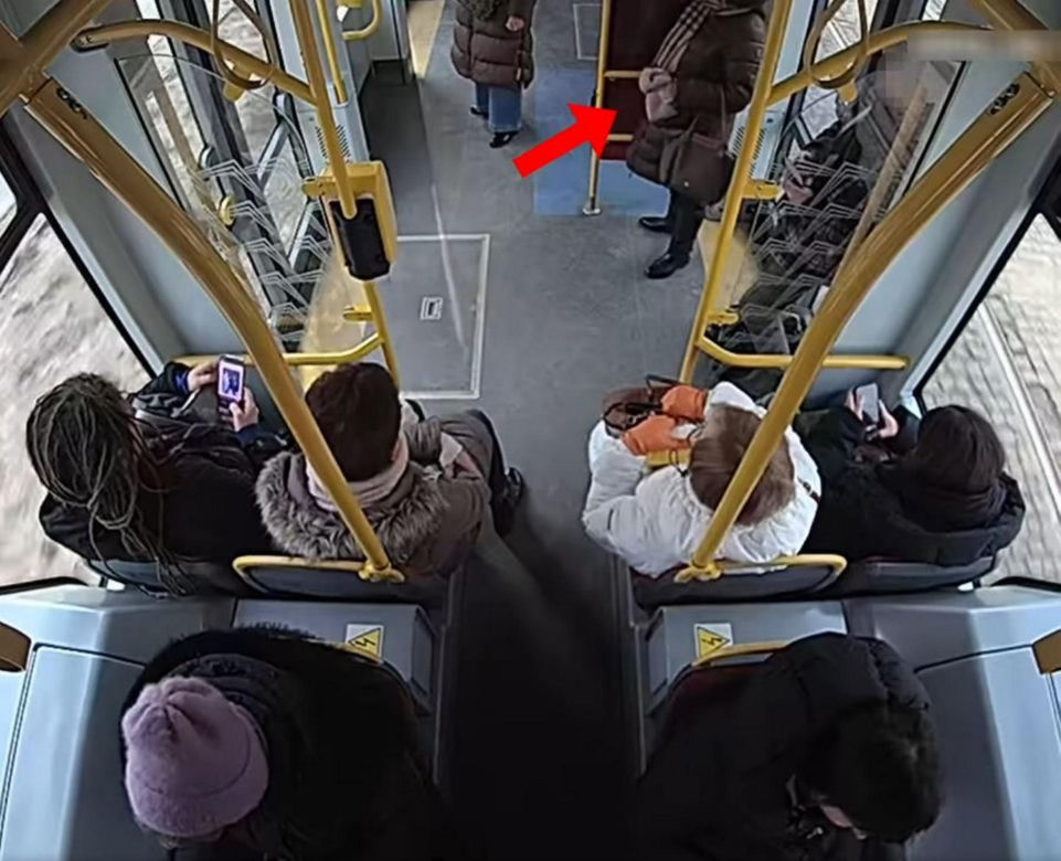 Szokujące sceny z tramwaju w Warszawie. Opublikowano właśnie nagranie. „Trzymaj się mocno”