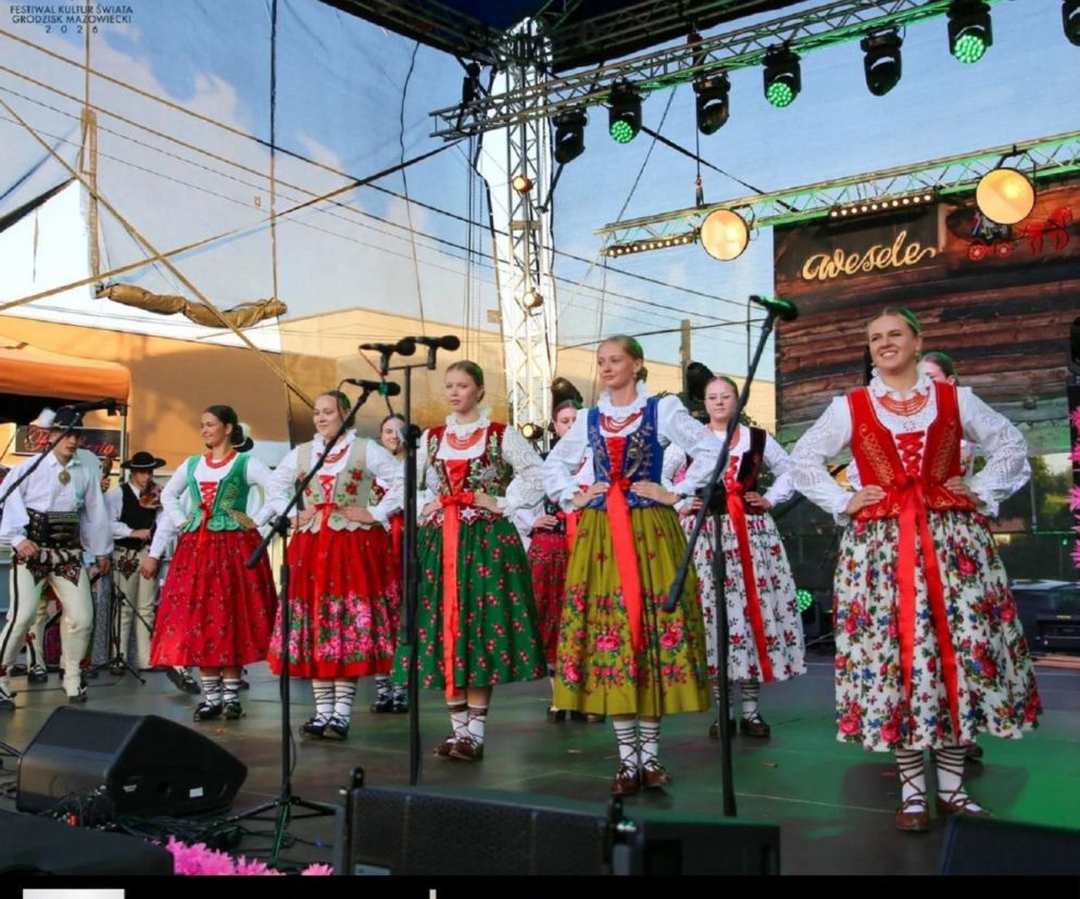 Zespół Biołodunajcanie tańczy na scenie w tradycyjnych strojach. O Festiwalu Kultur Świata przeczytasz na SE.