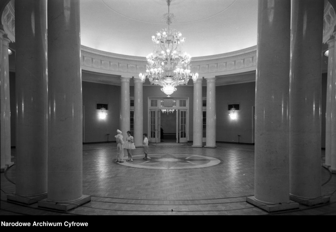 QUIZ PRL. Pałac Kultury i Nauki w Warszawie. Zmierz się z historią dziarskiego 70-latka? 