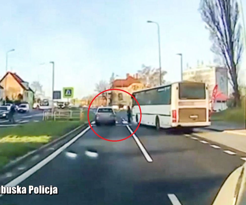 Wyprzedzał na pasach i omal nie przejechał pieszego