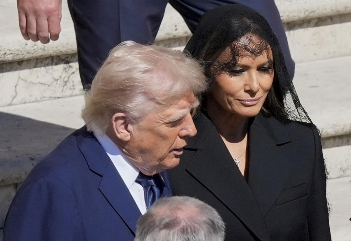 Donald Trump tuż przed pogrzebem papieża Franciszka podszedł do trumny. Co się stało?