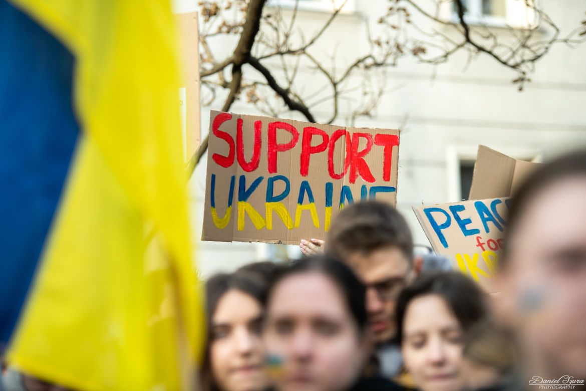  Kraków solidarny z Ukrainą. Setki osób przyszło na manifestację [ZDJĘCIA]
