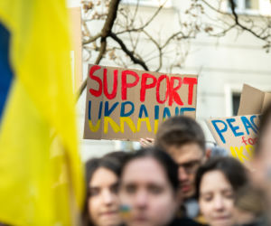  Kraków solidarny z Ukrainą. Setki osób przyszło na manifestację [ZDJĘCIA]
