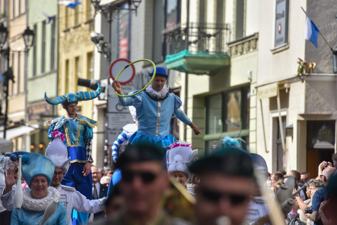 Kolorowa parada na otwarcie Dni Torunia. Przeszła przez serce toruńskiej starówki