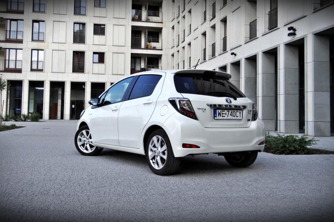Toyota Yaris Hybrid 100