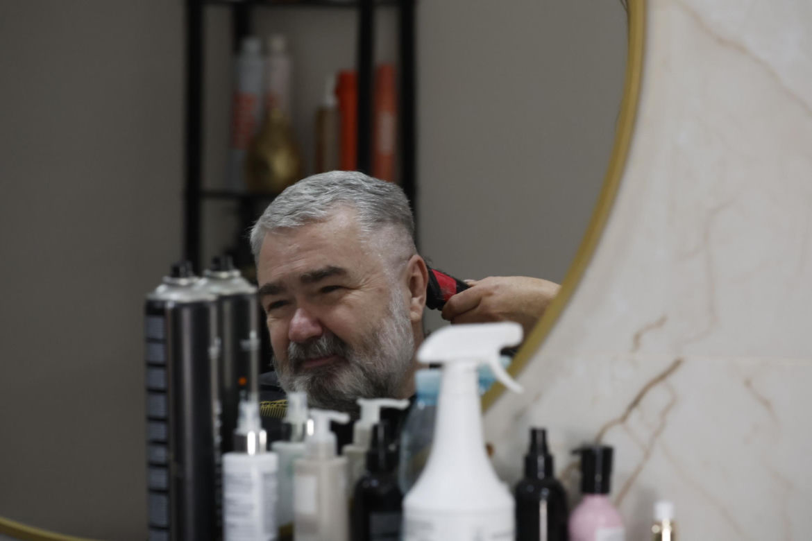 Karol Karski przyciął brwi i pojechał nad wodę
