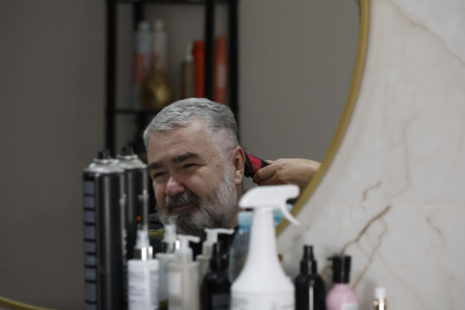 Karol Karski przyciął brwi i pojechał nad wodę