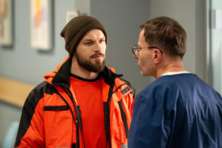 Na sygnale, odcinek 846: Ratownicy zostają uwięzieni w płonącym magazynie