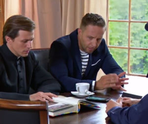 Barwy szczęścia, odcinek 1991. Ksiądz Tadeusz (Jakub Mróz), Sebastian (Kacper Krupski), dzielnicowy Andrzej Kobyłka (Krystian Biłko)