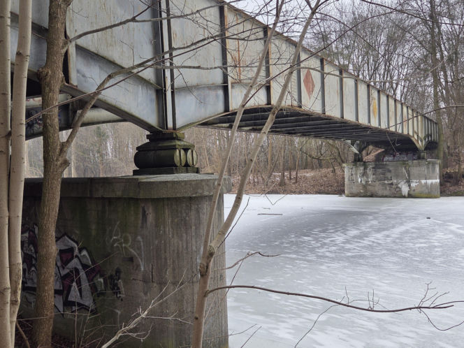 Tak teraz wygląda dawny most kolejowy na Czyżkówku. Kiedyś jeździły tędy pociągi