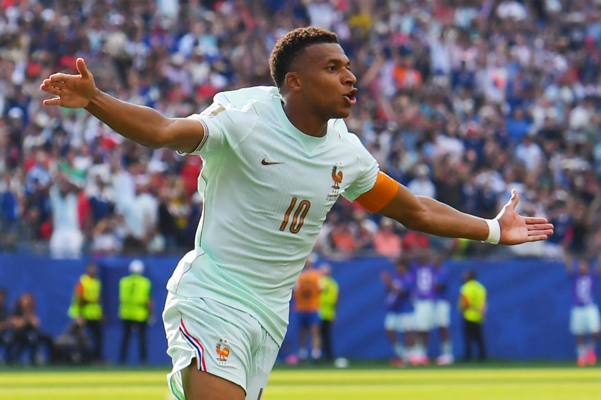 Kylian Mbappe z aktorką Ester Exposito na wakacjach na Sardynii