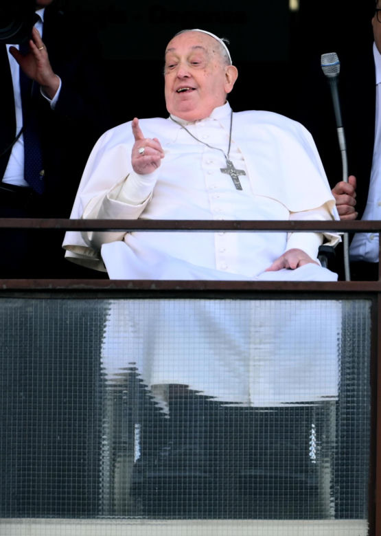 Papież Franciszek pokazał się publicznie. Ojciec Święty pozdrowił wiernych