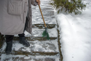 Koniec z łopatowaniem właścicieli posesji na gminnych chodnikach? Może będą zmiany w przepisach o utrzymaniu porządku