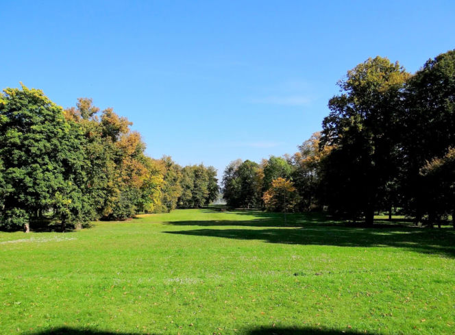 To jedno z najstarszych miast w woj. łódzkim. Było osadą słowiańską, a później siedzibą biskupów