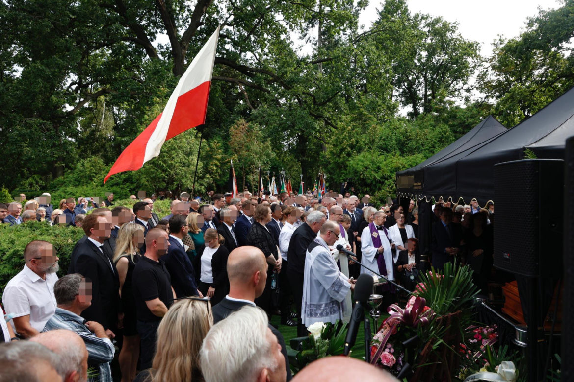 Tak wygląda grób matki Morawickiego, morze kwiatów
