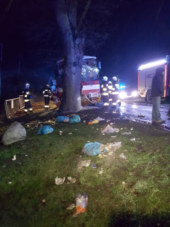 Autobus z dziećmi uderzył w drzewo! Są ranni. Dramat w Trzebiechowie [GALERIA]