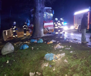 Autobus z dziećmi uderzył w drzewo! Są ranni. Dramat w Trzebiechowie [GALERIA]