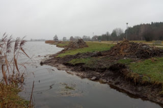 Usuwają trzciny i odmulają brzegi. Zalew Muchawka w Siedlcach wypięknieje [AUDIO]