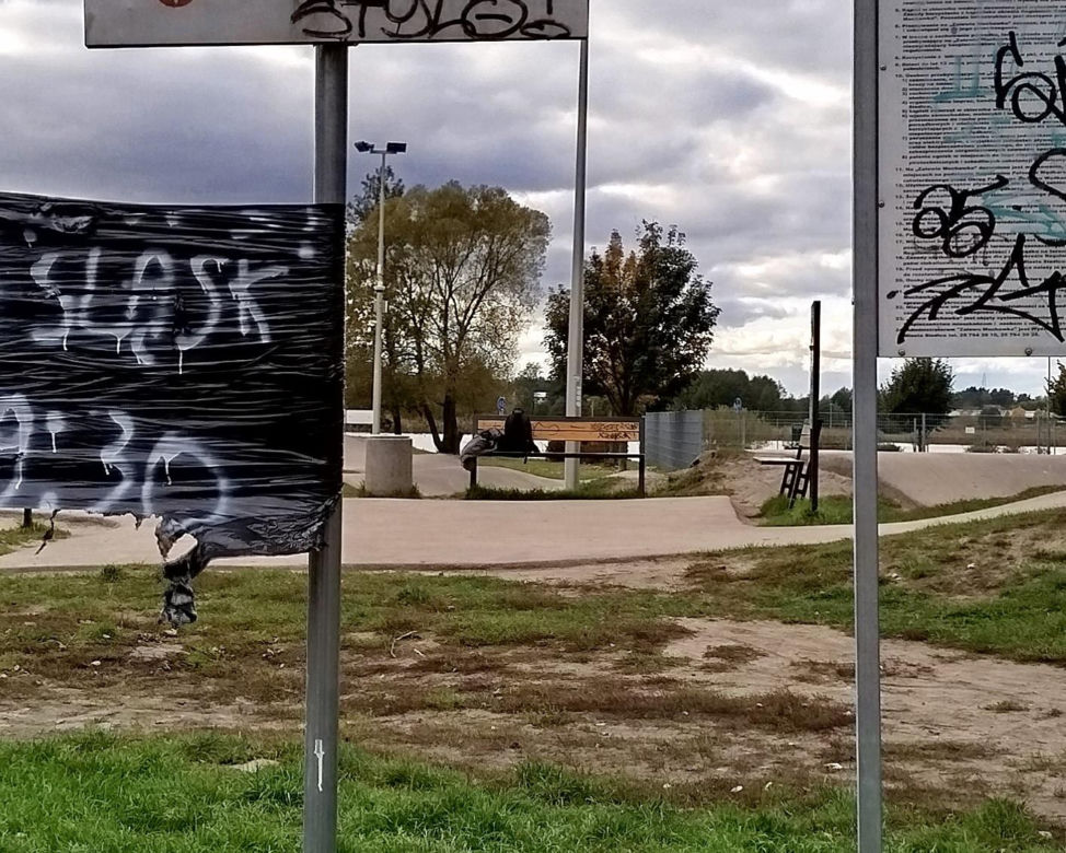 Zniszczone ławeczki i tablice – nad zalewem w Siedlcach doszło do aktów wandalizmu. Zostaną tam zainstalowane kamery miejskiego monitoringu