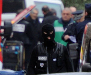 Francja: Policja otoczyła dom zamachowca z Tuluzy. 