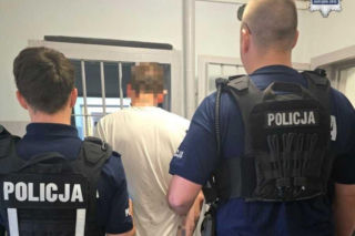 Krwawy atak w mieszkaniu. Kobieta z raną głowy szukała ratunku na policji