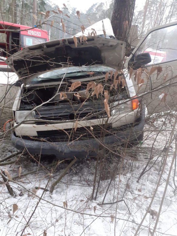 Śmiertelny wypadek w Lidzbarku. Bus uderzył w drzewo. Nie żyje młoda kobieta