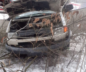 Śmiertelny wypadek w Lidzbarku. Bus uderzył w drzewo. Nie żyje młoda kobieta