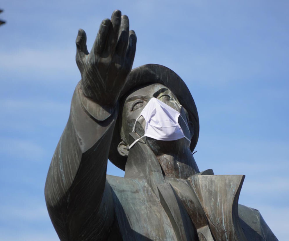 Pomniki na Śląsku z maskami ochronnymi. Zakrywanie twarzy obowiązkowe 