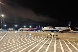 Atak zimy sparaliżował lotniska. Samoloty zamiast w Modlinie lądowały w Łodzi