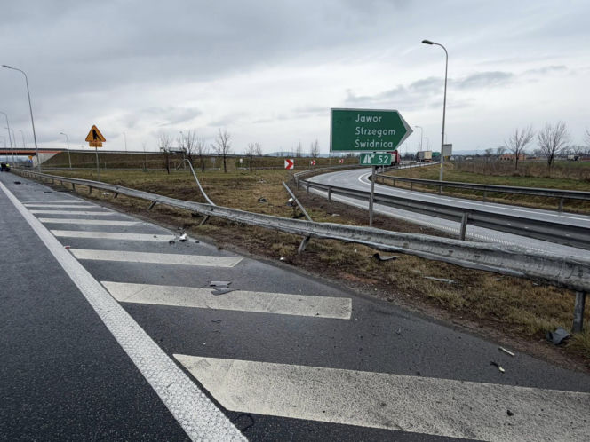 Groźny wypadek na S3! Bus z pasażerami przewrócił się na bok. Są ranni!