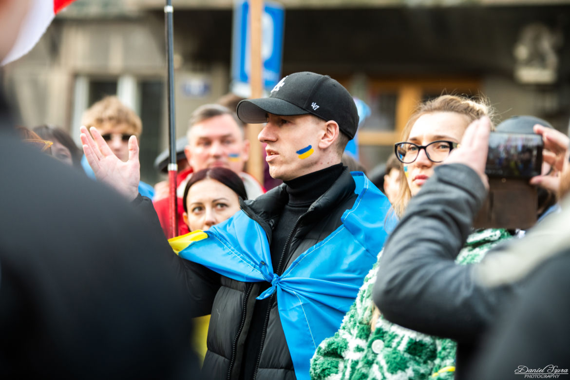  Kraków solidarny z Ukrainą. Setki osób przyszło na manifestację [ZDJĘCIA]
