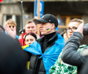  Kraków solidarny z Ukrainą. Setki osób przyszło na manifestację [ZDJĘCIA]