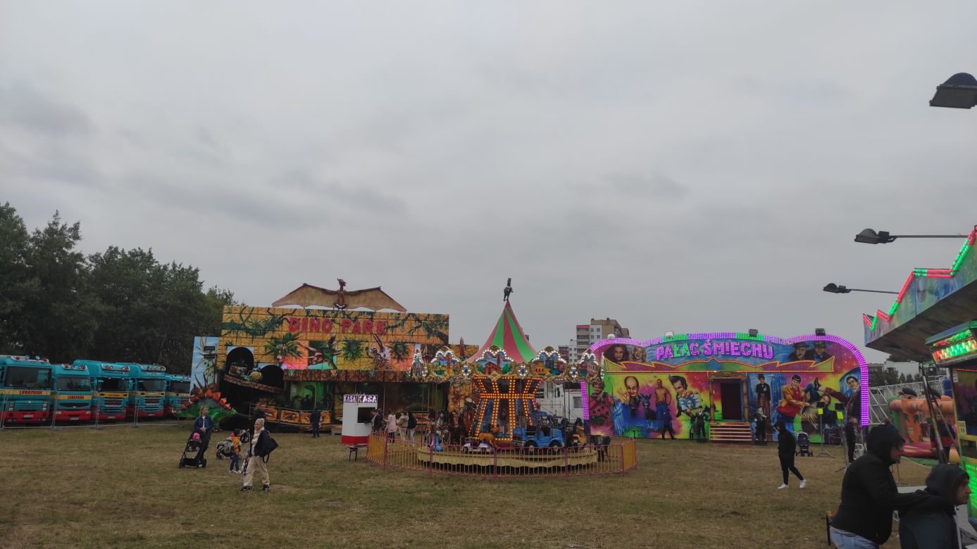 Białystok. Na osiedlu Zielone Wzgórza rozstawił się lunapark