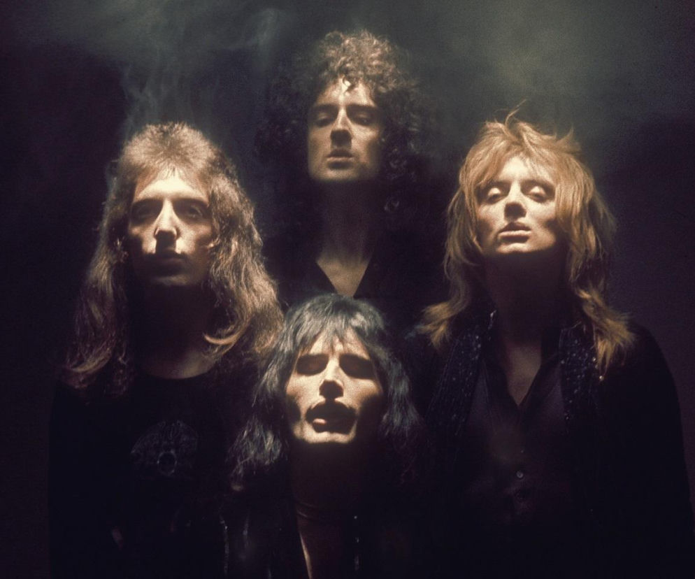 Muzycy zespołu Queen w charakterystycznej pozie z Bohemian Rhapsody. O historii grupy przeczytasz na EskaRock.
