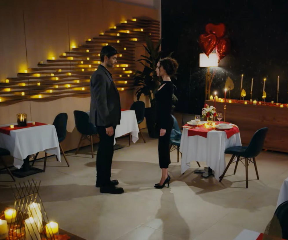 Nana i Poyraz w romantycznej scenerii z restauracji. O niespodziance w serialu Dziedzictwo przeczytasz na Eska.