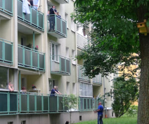 Kobieta wypadła z drugiego piętra