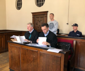 Mężczyzna oskarżony jest m.in. o jazdę po pijanemu, spowodowanie poważnego zagrożenia na drodze, a także znieważenie policjantów.