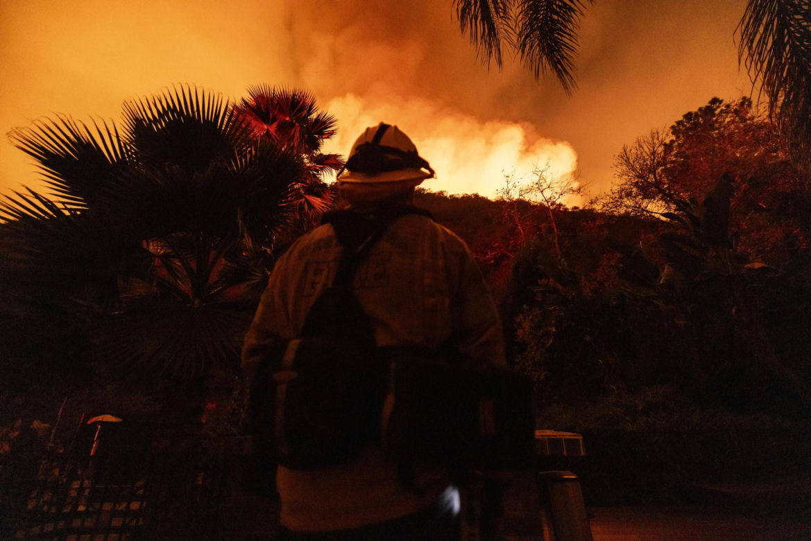 Strażacy desperacko walczą z ogniem w Los Angeles, a ktoś wznieca kolejne pożary?! Szokujące doniesienia!