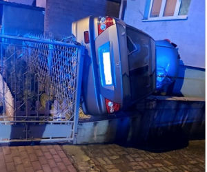 Pułtusk. Fruwające auto?! Honda wyleciała w górę i wylądowała na prywatnej posesji [ZDJĘCIA]