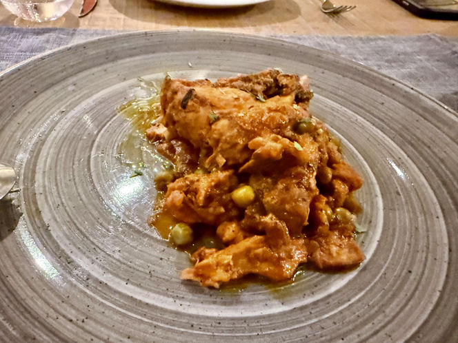 Królik w sosie pomidorowym  w Vini e Capricci by Abrahams 