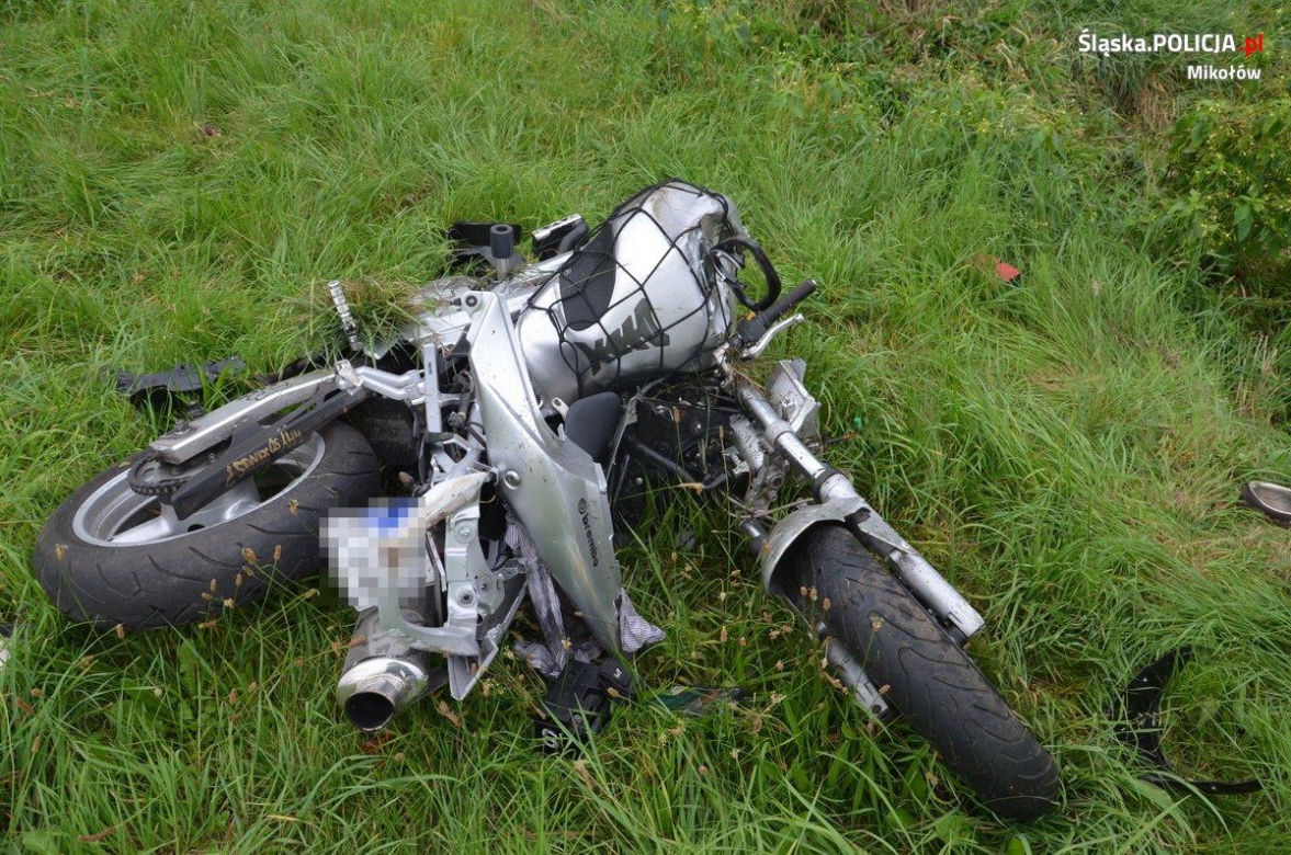 Motocyklista wypadł z drogi i uderzył w betonowy przepust